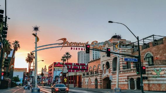 Заказ после консультации: услуги трансфера в США, Лас-Вегас, Route 66, Гранд-Каньон, Sphere, шоу Cirque du Soleil, аэропорт, точечные перевозки, туристические гиды и экскурсии, индивидуальный транспорт.