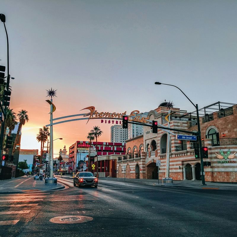 Prenota dopo la consultazione: servizio di trasporto privato per tour sulla Route 66, Grand Canyon, Sphere a Las Vegas, spettacoli del Cirque du Soleil, aeroporto, trasferimenti punto a punto e guide turistiche negli Stati Uniti.