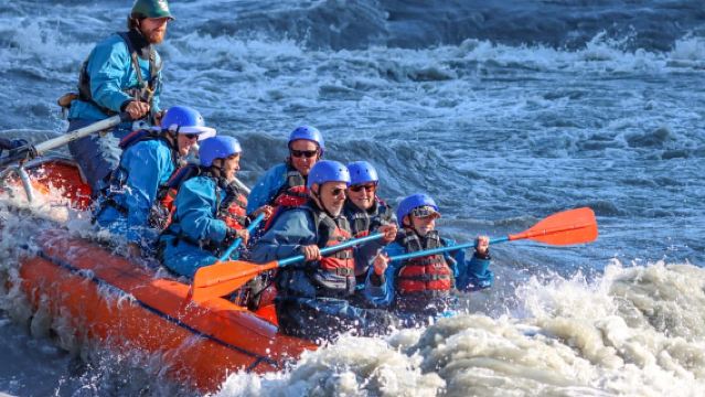 Денали, Аляска: рафтинг по каньону с волнами III-IV класса на веслах/гребле.