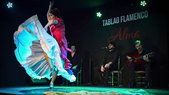 Taller de palmas en Tablao Flamenco Alma