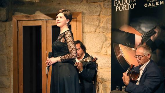 Porto: tour della cantina Cálem, spettacolo di Fado e degustazione di vini