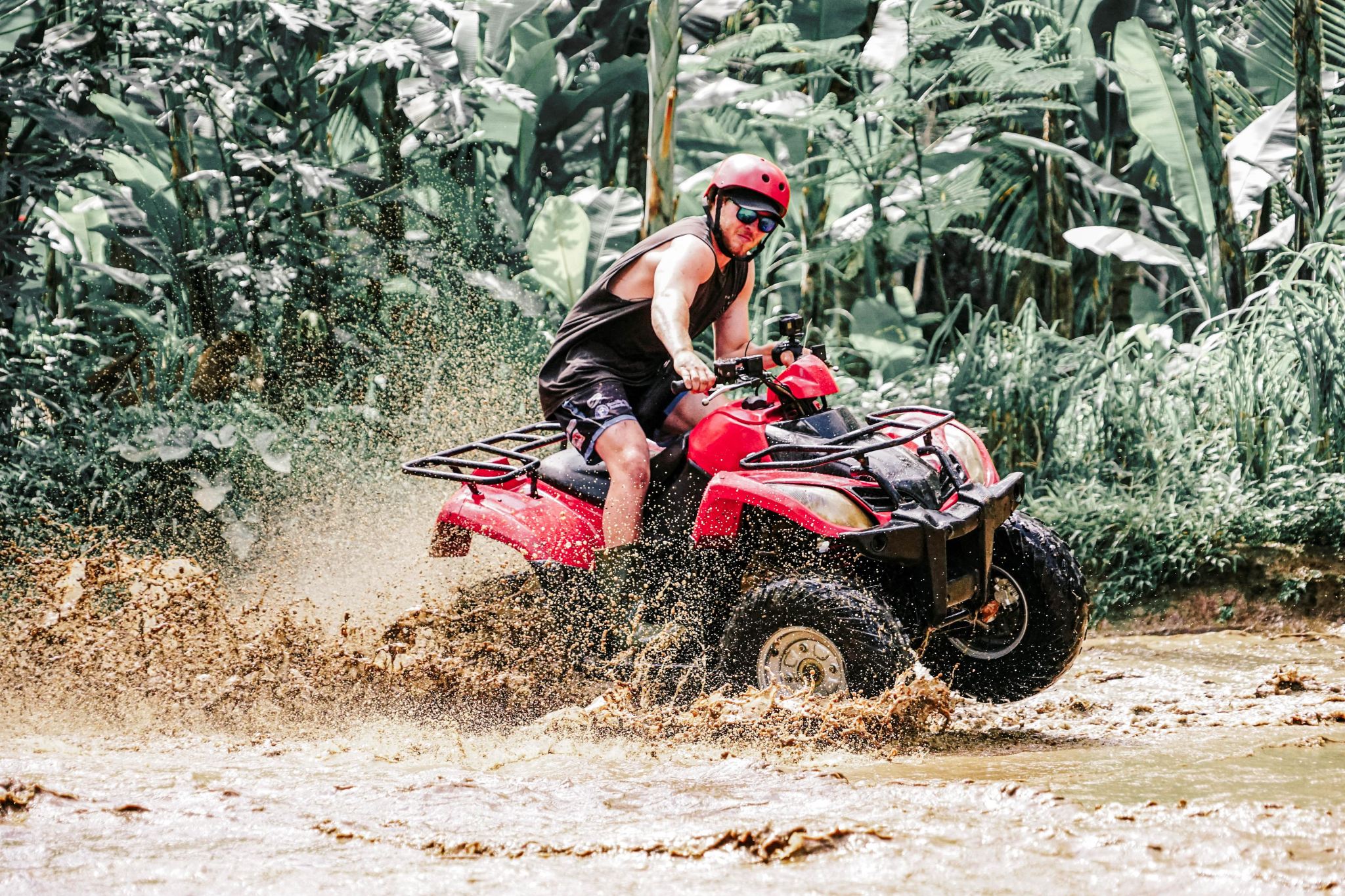 ATV-Abenteuer in Ubud durch Tunnel/Höhle, kleinen Wasserfall, Bambuswald, Schlammlöcher und Zickzack-Pfad
