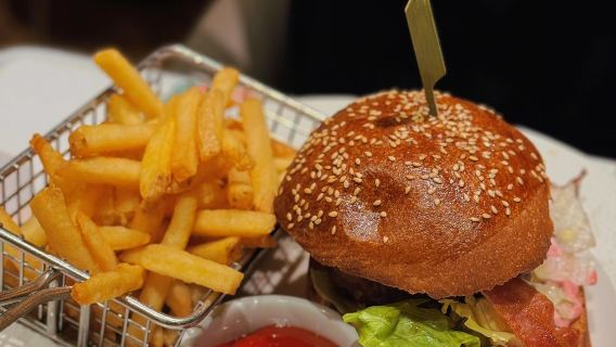 servizio di prenotazione per il ristorante Menza, famoso locale di Budapest in Ungheria