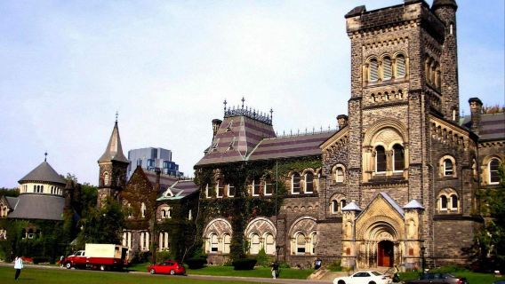 perjalanan satu hari ke Universitas Toronto, Galeri Seni Ontario, Casa Loma, dan Queen's Park.