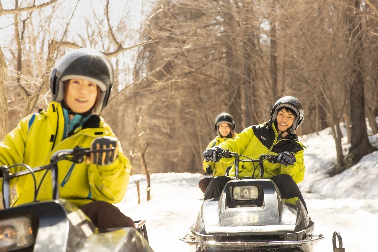 Esperienza in motoslitta a Sapporo, Hokkaido, 60 minuti + barbecue 60 minuti (con trasferimento gratuito e servizio in inglese/giapponese)