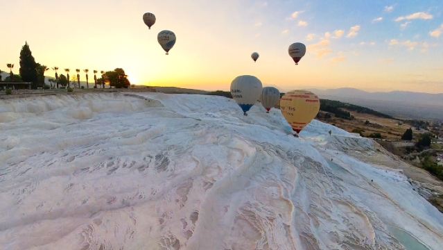 Heißluftballonfahrt bei Sonnenaufgang