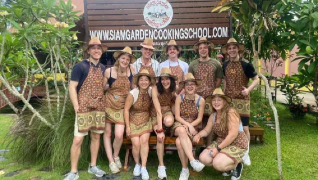 Siam Garden Cooking School – Autentico Corso di Cucina Thailandese con Giardino Biologico e Mercato a Chiang Mai