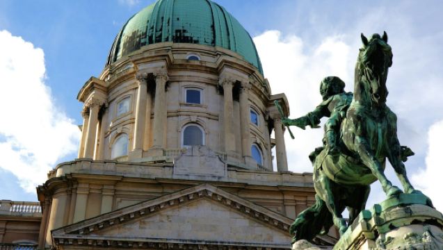 Budapest: Tour Guidato del Quartiere del Castello + Giro in Bus Turistico