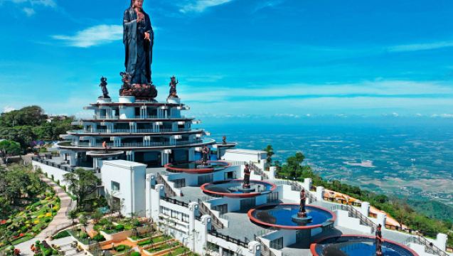 Tay Ninh - Tempio Cao Dai - Santa Sede della Montagna della Vergine Nera in Funivia - Tour Giornaliero