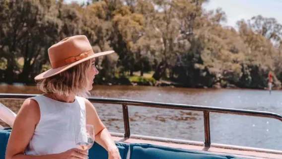 Passeio de degustação no Vale dos Cisnes em Perth, Austrália [Barco de ida + retorno de carro + almoço + degustação + chocolates]