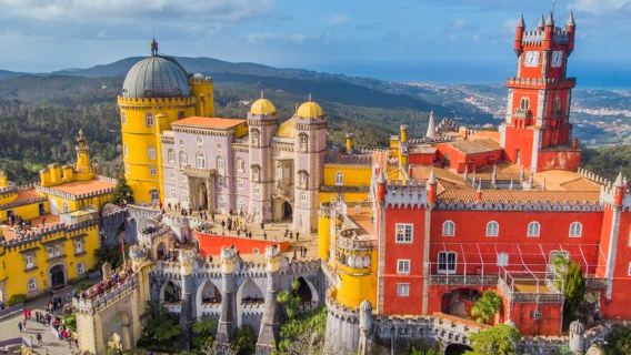 Tour en grupo pequeño desde Lisboa a Sintra, Pena, Regaleira, Cabo Roca y Cascais