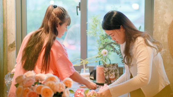 Ho Chi Minh City: Vietnamese Flower Arrangement Workshop in Saigon with Instructor
