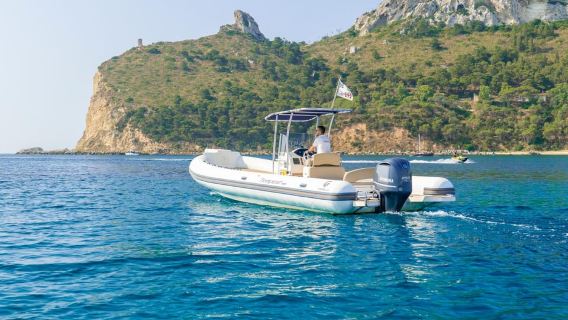 Cagliari: Tour en barco con 5 paradas para snorkel y bebidas gratis