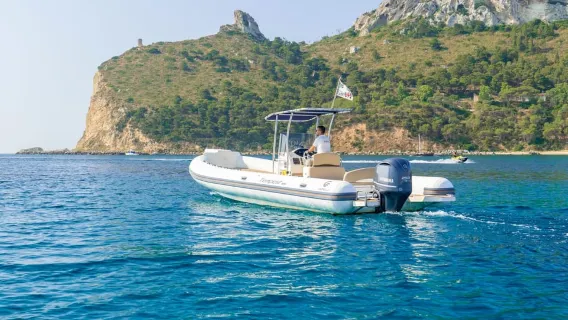Cagliari: Passeio de Barco com 5 Paradas para Snorkel e Bebidas Grátis