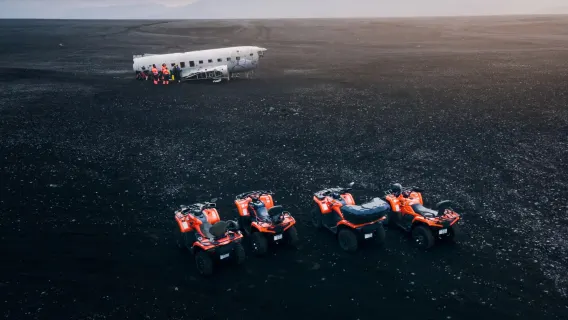 Tour giornaliero in ATV sulla costa sud dell'Islanda: avventura sulla spiaggia nera e relitto del DC-3