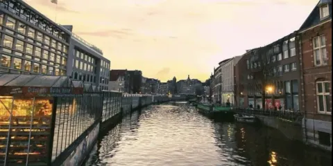 梵高博物館+倫勃朗故居+辛格鮮花市場【水韻古都,自由芳華】