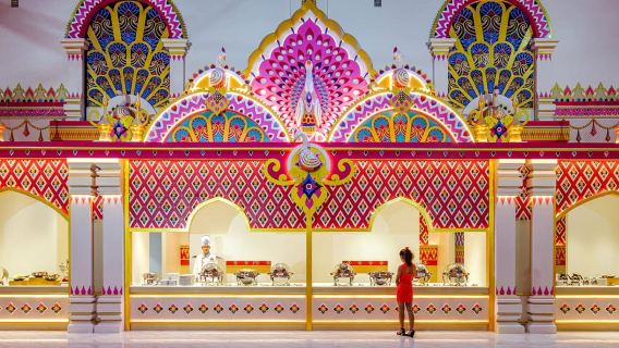 Carnival Magic Phuket: Luces encantadoras y entretenimiento en vivo