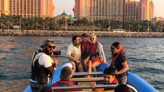Dubaï : visite guidée en hors-bord avec visites de la ville et glaces.