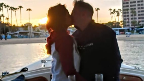 Crociera romantica con vino al tramonto e luci della città - Marina del Rey