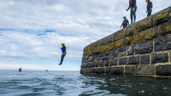Pembrokeshire: Coasteering-Abenteuer am Stackpole Quay