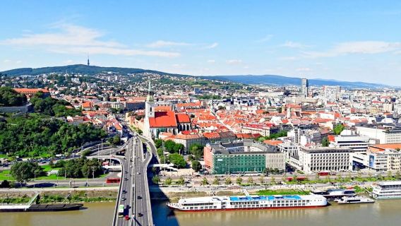 Tur Pribadi Dek Observasi UFO Bratislava dengan Tiket Masuk