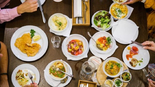 Recorrido gastronómico por Viena: platos, vino, comida callejera y cultura