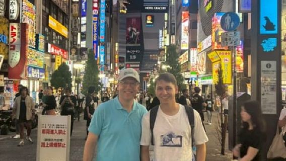 Tokyo: tour privato di Shinjuku con uno studente universitario locale