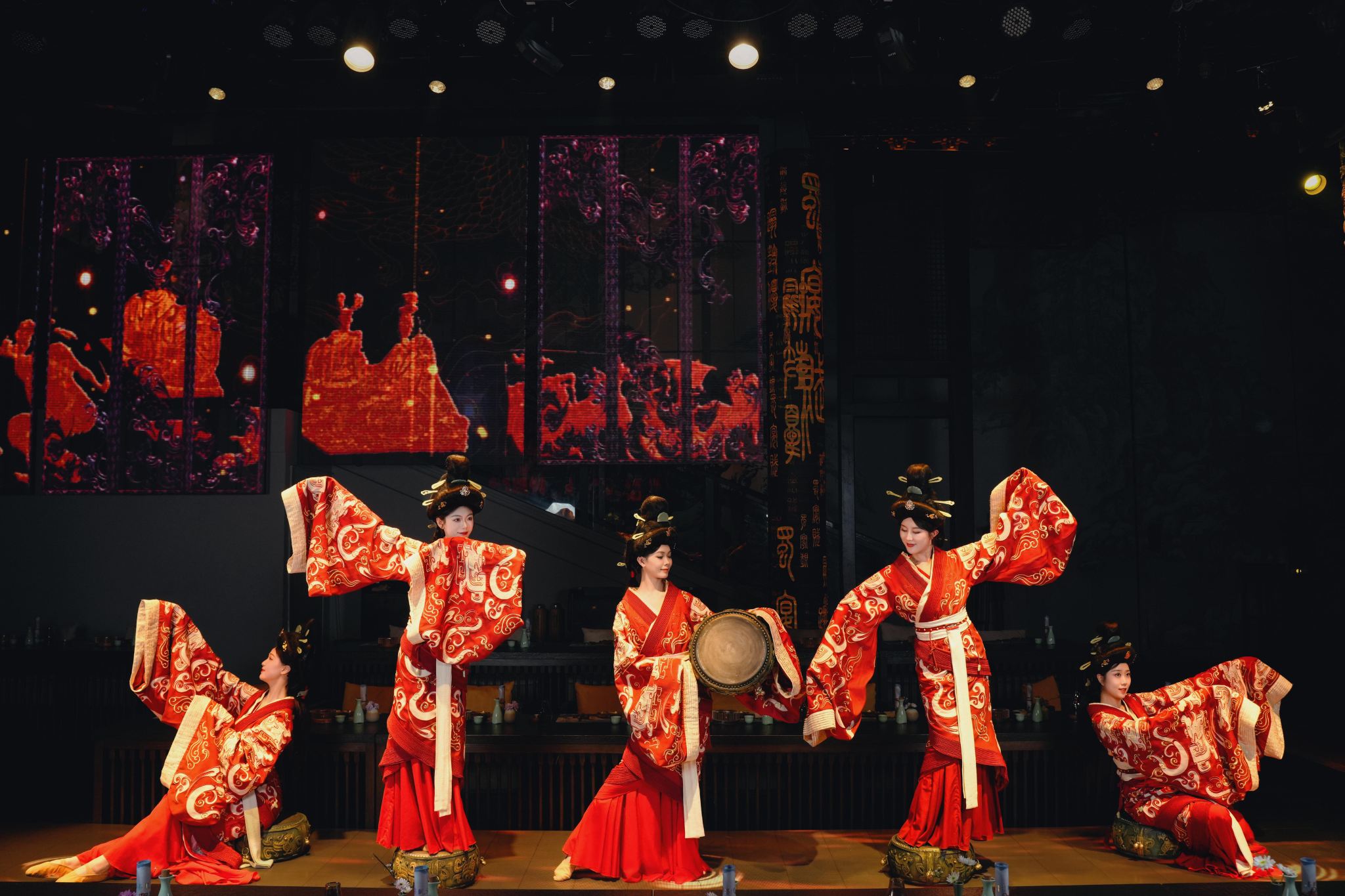 Chengdu Shuyanfu • Esperienza immersiva del banchetto reale di mille anni fa (godimento imperiale + banchetto di corte + spettacolo di danza antica + esperienza opzionale in abiti tradizionali)