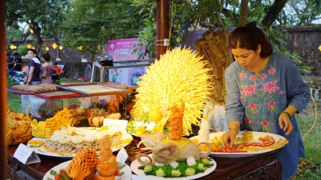 ทัวร์เดินชิมอาหารข้างถนนเมืองเว้ – ของกินท้องถิ่น ตลาดกลางคืน และรสชาติแท้ๆ