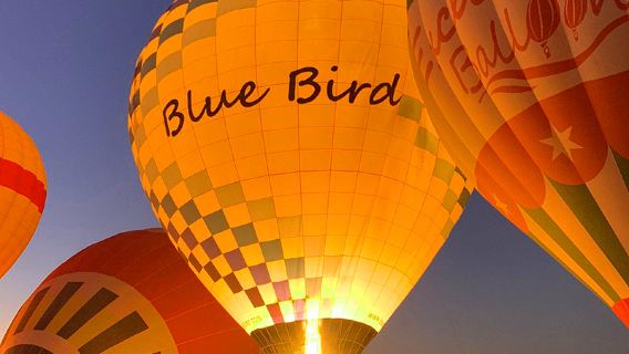 Первый полет полёт на воздушном шаре в Луксоре — с видом на Долину Царей, Луксорский храм, Храм Царицы, Долину Цариц и парусная лодка/парусное судно по реке Нил