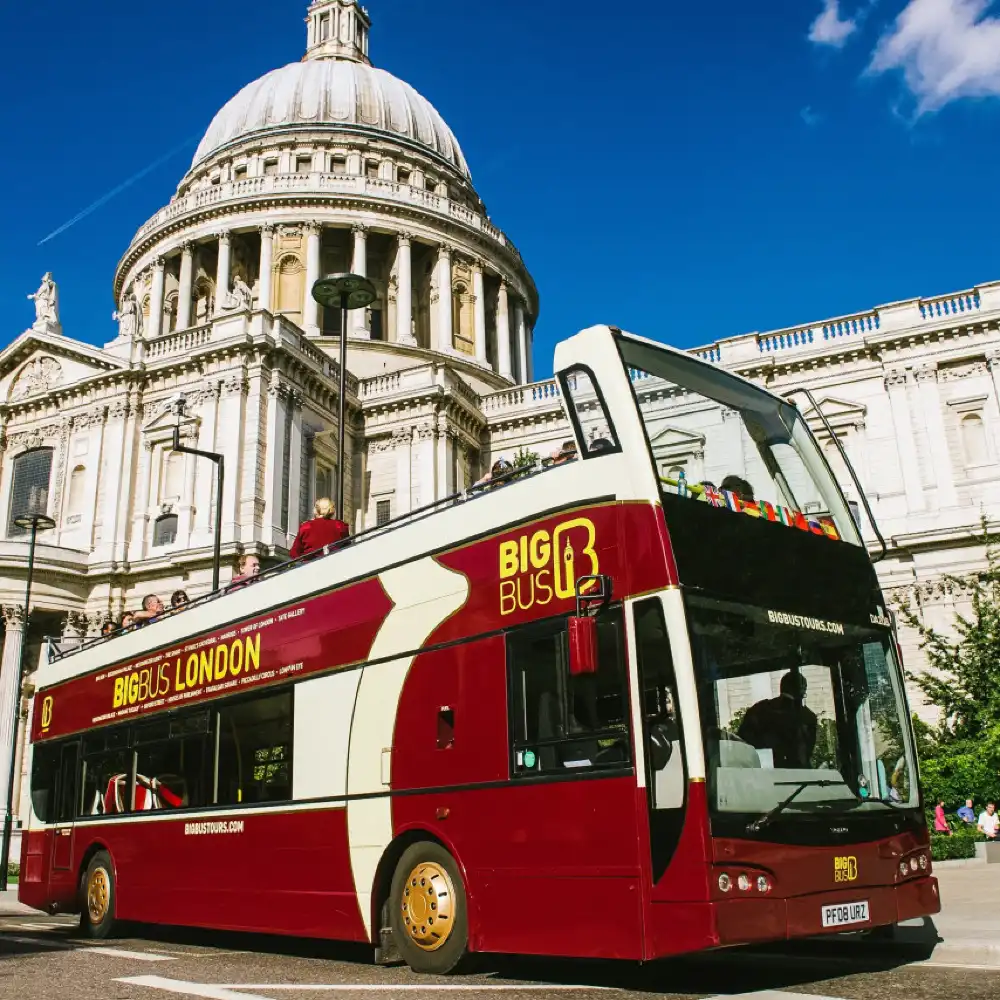 ロンドンバスビッグベン イギリスのロンドン、BIG BUSのオープントップ2階建て観光バス