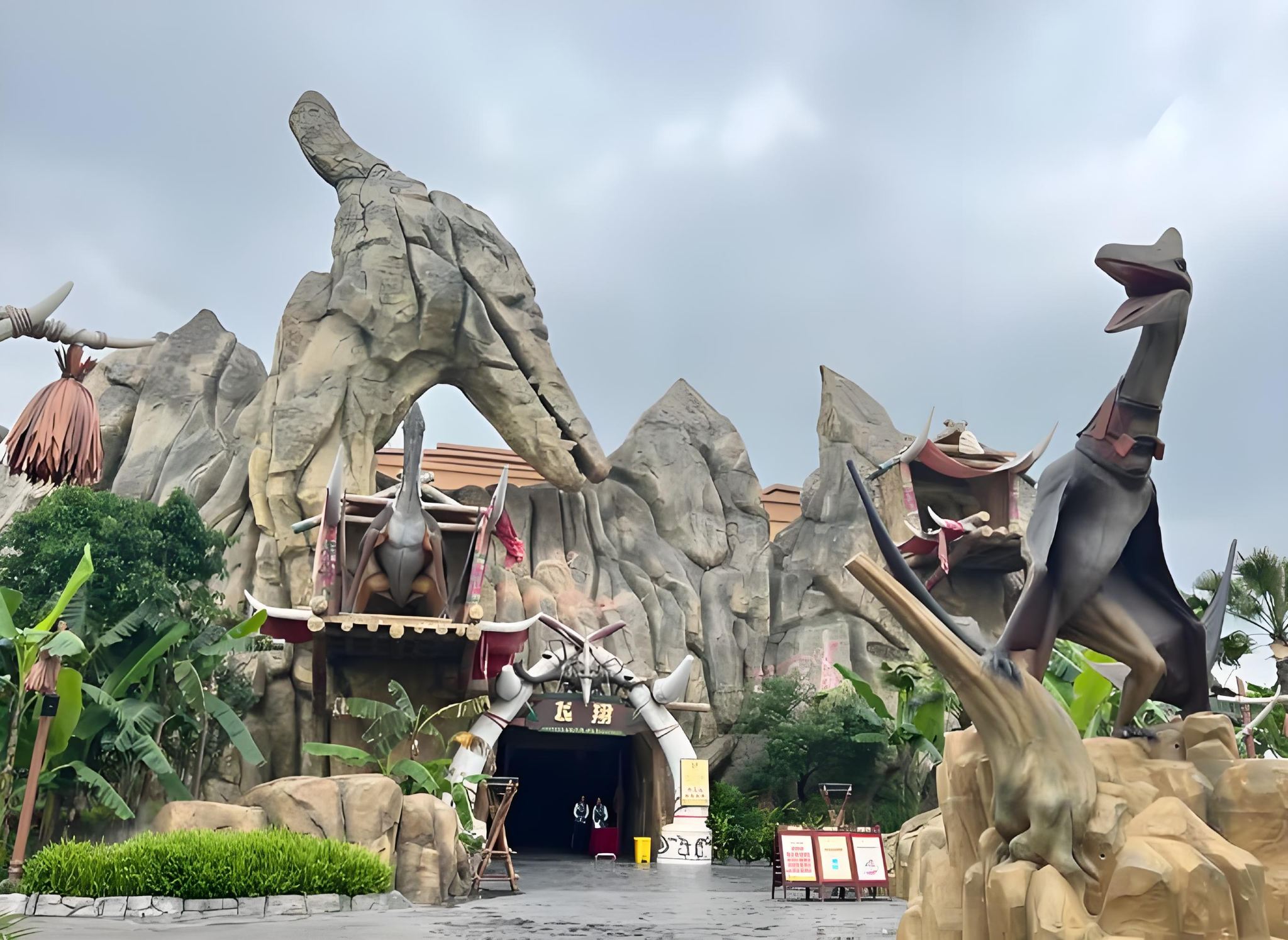 From Chengdu: 1-Day Tour to Fantawild Dino Kingdom in Zigong
