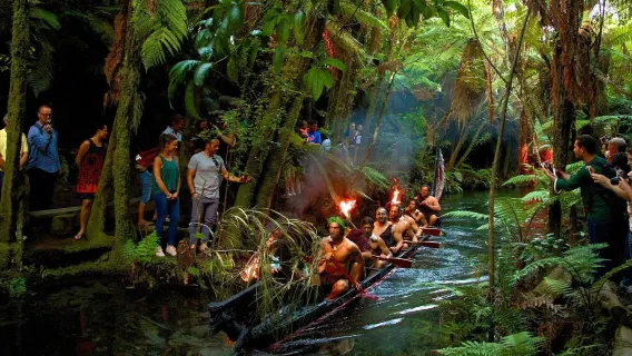 Experiencia en la aldea cultural maorí de Mitai, Nueva Zelanda [Vea espectáculos maoríes y disfrute de una cena especial]