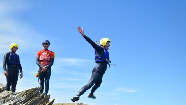 Newquay: Coasteering