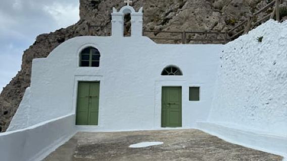 Yoga mattutino ed escursione a Santorini, quiete e vibrazioni locali