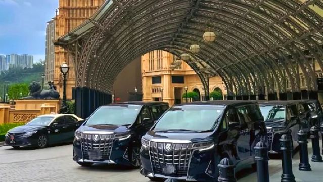 Voiture avec chauffeur de Shenzhen à Hong Kong/Hong Kong à Shenzhen, point à point/Véhicule commercial transfrontalier avec plaques des deux côtés, type de véhicule Toyota Alphard 7 places/Prise en charge à domicile/Trajet direct et passage rapide à la frontière.