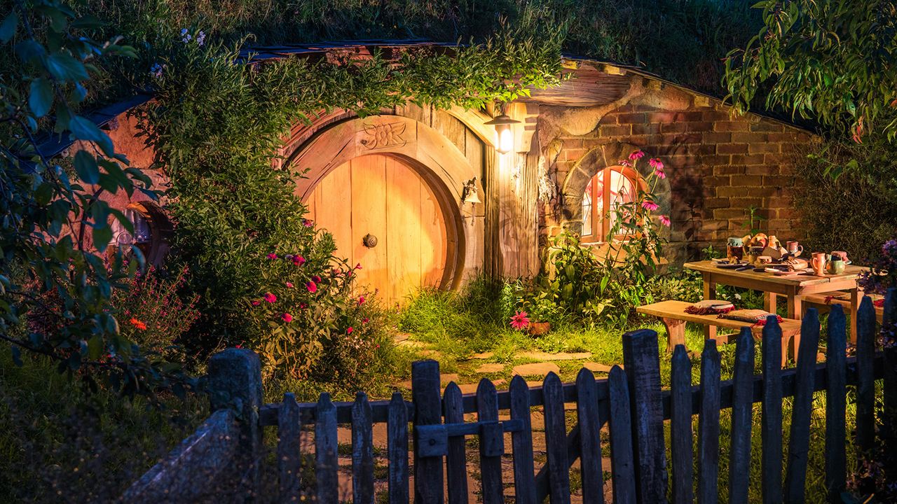 New Zealand 1-day tour from Auckland to Hobbiton™ Movie Set | Immersive Middle-earth Experience