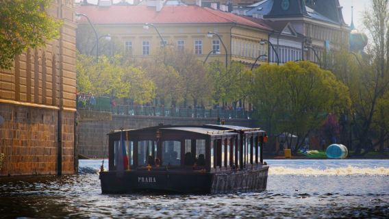 プラハ：ボートクルーズ + カレル橋博物館入場