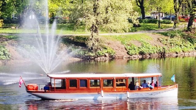 Riga: Crociera sui Canali e sul Fiume Daugava su un'Antica Barca in Legno