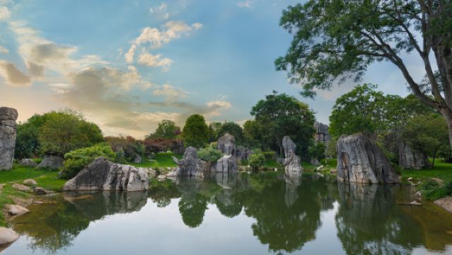 Kunming Stone Forest  One-Day Tour: Immerse in Nature's Sculptural Masterpiece! [Private Car]