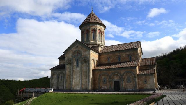 Giornata intera con noleggio con conducente esclusivo per il centro storico di Sighnaghi, museo, Convento di San Nino di Bodbe e cantina vinicola
