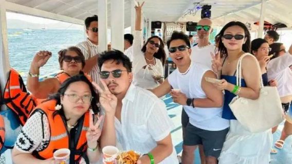 Boracay sunset party in the Philippines (white beach sunset cruise + seaside champagne celebration)