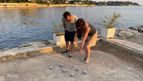 Antibes : Play Pétanque by the sea with a passionate host