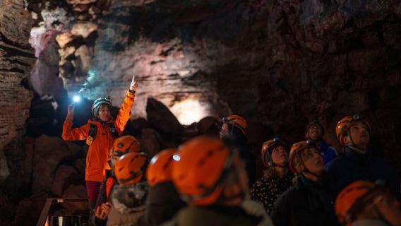 Reykjavik: Evening Lava Tunnel and Northern Lights Hunt