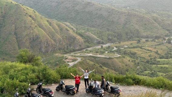 Udaipur: Sunrise Scooter Tour to Tribal Village