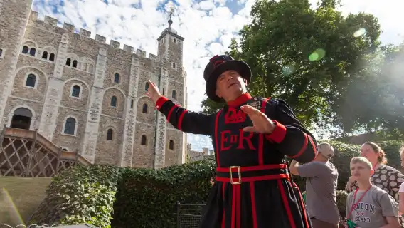 Tower of London: Guided Tour + Changing of the Guards + Thames Cruise