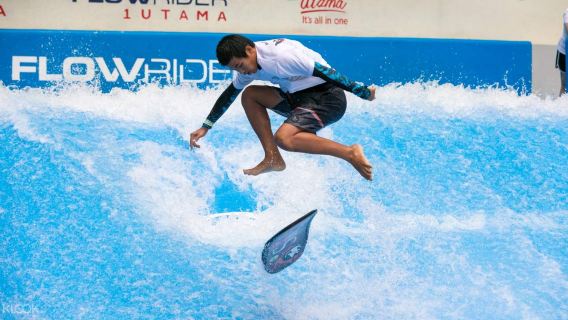 Куала-Лумпур, торговый центр 1 Utama, опыт серфинга на FlowRider
