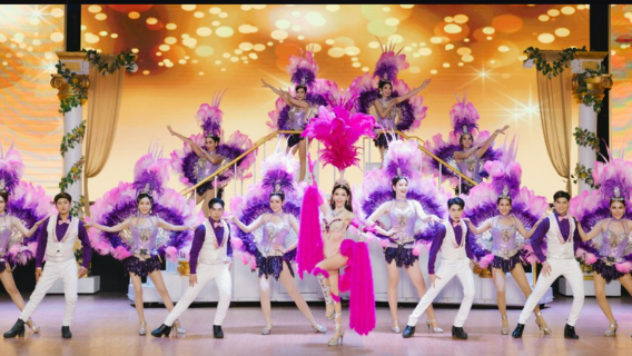 Espectáculo nocturno de cabaré en Bangkok: una actuación clásica imprescindible|Hermosos travestis