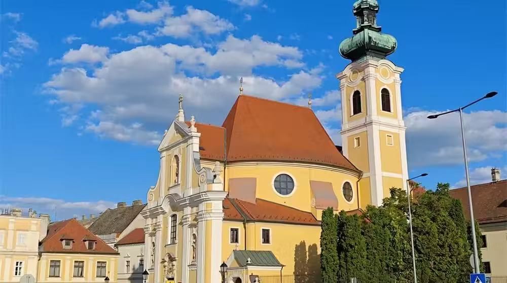 匈牙利布達佩斯+傑爾+潘諾恩哈爾姆千年修道院包車一日遊