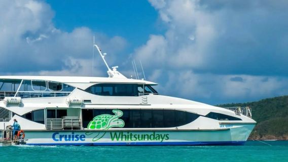 Whitehaven Beach: Cruise from Airlie Beach + Hill Inlet Guided Tour + BBQ